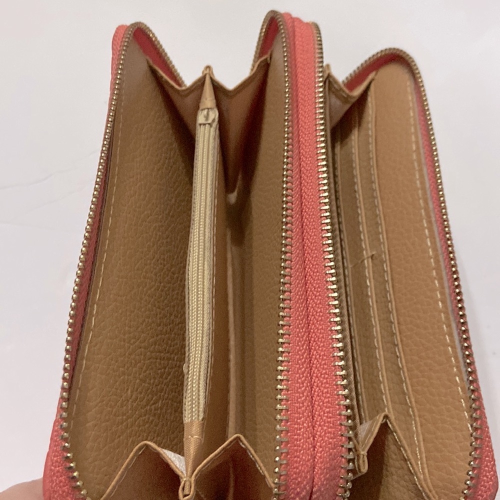 Clutch wristlet billfold. Has 2 separate compartments, stores all your cards.. - Picture 6 of 7